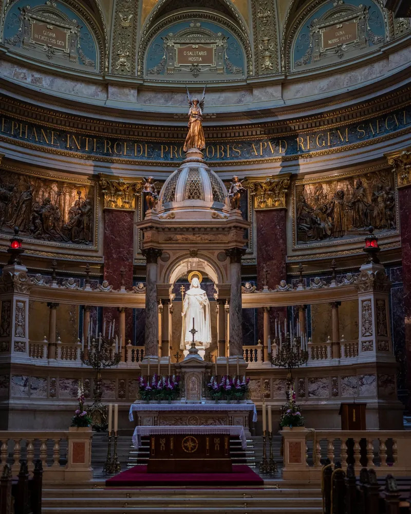 Altar with the image of a saint